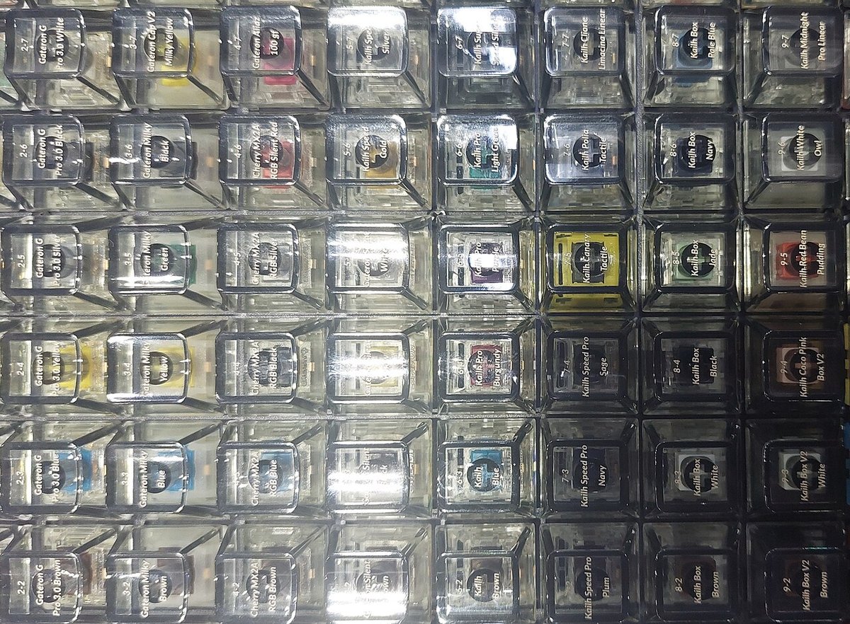 Nhiều bộ keycap bàn phím cơ nhiều màu được bày bán tại một gian hàng triển lãm