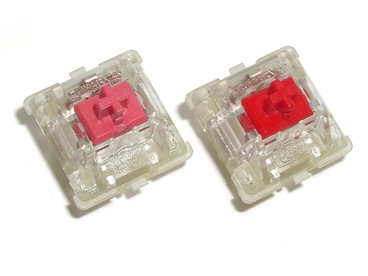 Hai switch Cherry MX đặt cạnh nhau, bên trái là bản Silent Red có đệm giảm chấn, bên phải là bản Red thường