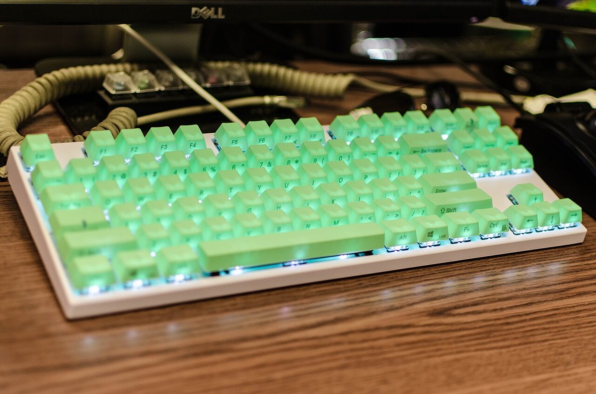 Bàn phím cơ Varmilo layout TKL với keycap trắng xanh và đèn nền