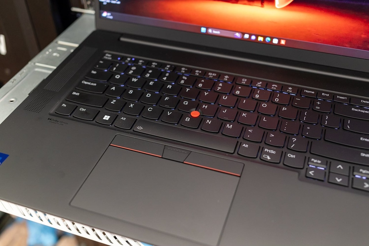Bàn phím Lenovo ThinkPad P1 – Cảm giác gõ số 1 thế giới ThinkPad cùng X1 Carbon Bàn phím ThinkPad P1 vs X1 Carbon hành trình phím êm ái keycap mịn và núm đỏ TrackPoint