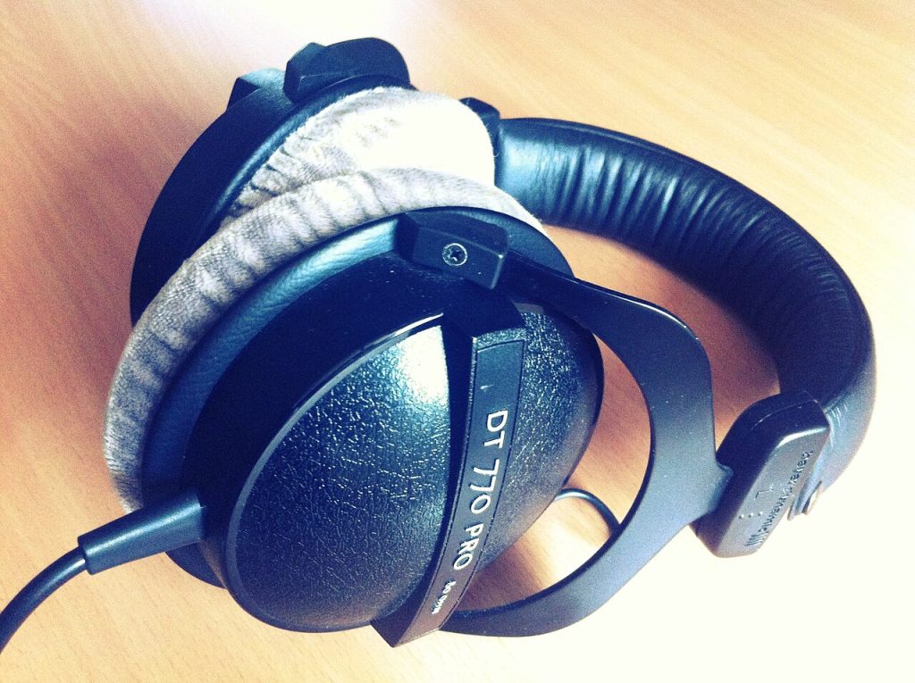 Tai nghe Beyerdynamic DT 770 Pro đặt trên bàn gỗ, ảnh chụp thực tế