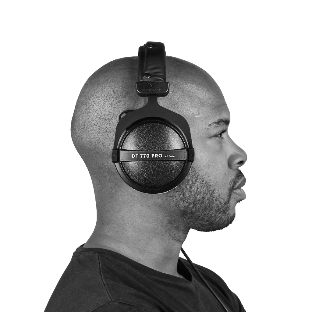 Người đeo tai nghe Beyerdynamic DT 770 Pro nhìn từ bên hông, ảnh đen trắng