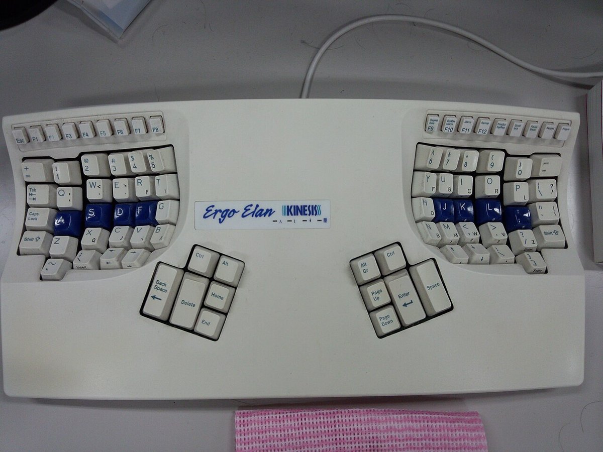Bàn phím được tháo keycap để lau chùi bụi bẩn bên dưới