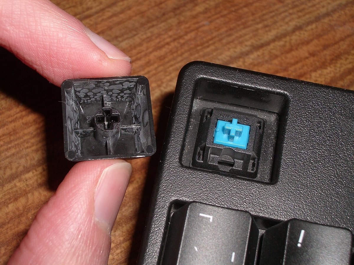 Cận cảnh switch Cherry MX Blue trên bàn phím đã tháo keycap