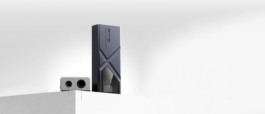Dongle DAC FiiO KA13 màu đen dựng đứng trên bục trắng