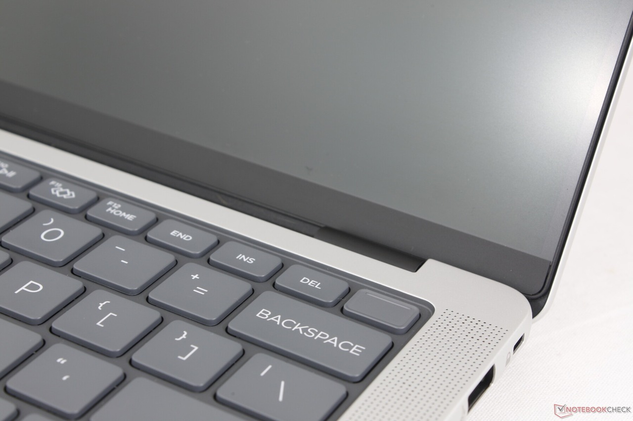Cận cảnh bàn phím hành trình 1,2 mm và khung kim loại màu bạc trên laptop doanh nghiệp HP EliteBook
