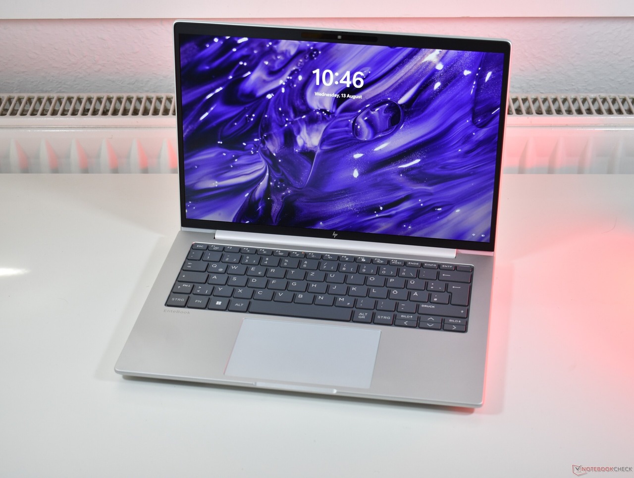 Ảnh thực tế laptop HP EliteBook 8 màu bạc thiết kế mỏng nhẹ cao cấp đặt trên bàn làm việc
