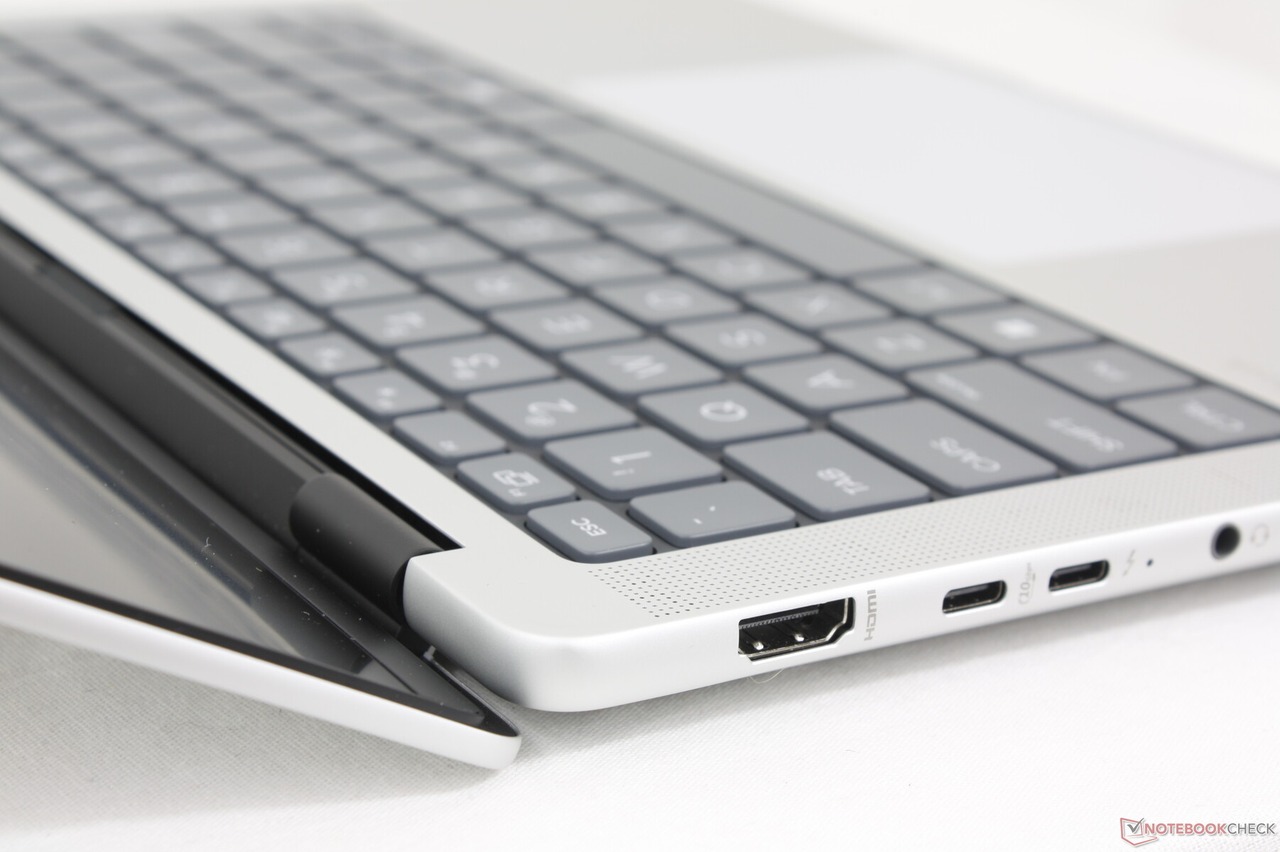 Cận cảnh cạnh bên của laptop HP EliteBook X G1a với các cổng kết nối USB-C, HDMI và loa ngoài