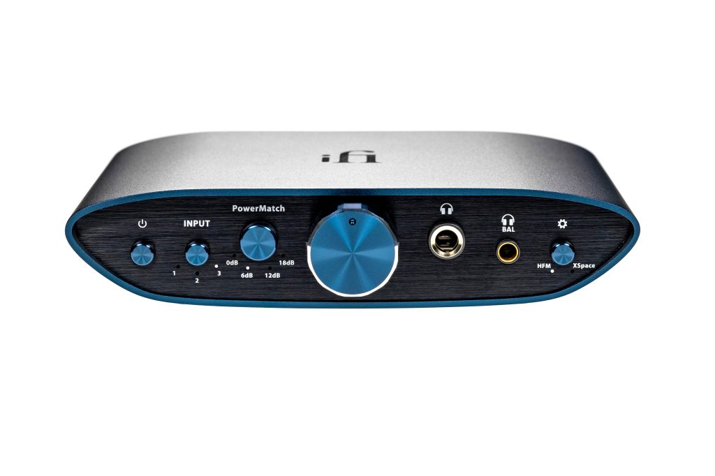 Mặt trước bộ khuếch đại tai nghe iFi ZEN CAN Signature HFM viền xanh với núm âm lượng lớn