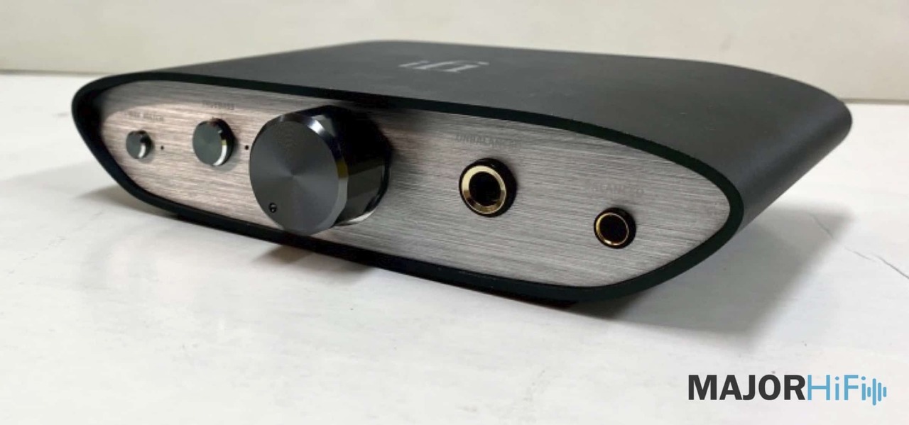 Tính năng TrueBass PowerMatch iFi và cổng tai nghe Balanced 4.4mm trên mặt trước iFi ZEN DAC V2
