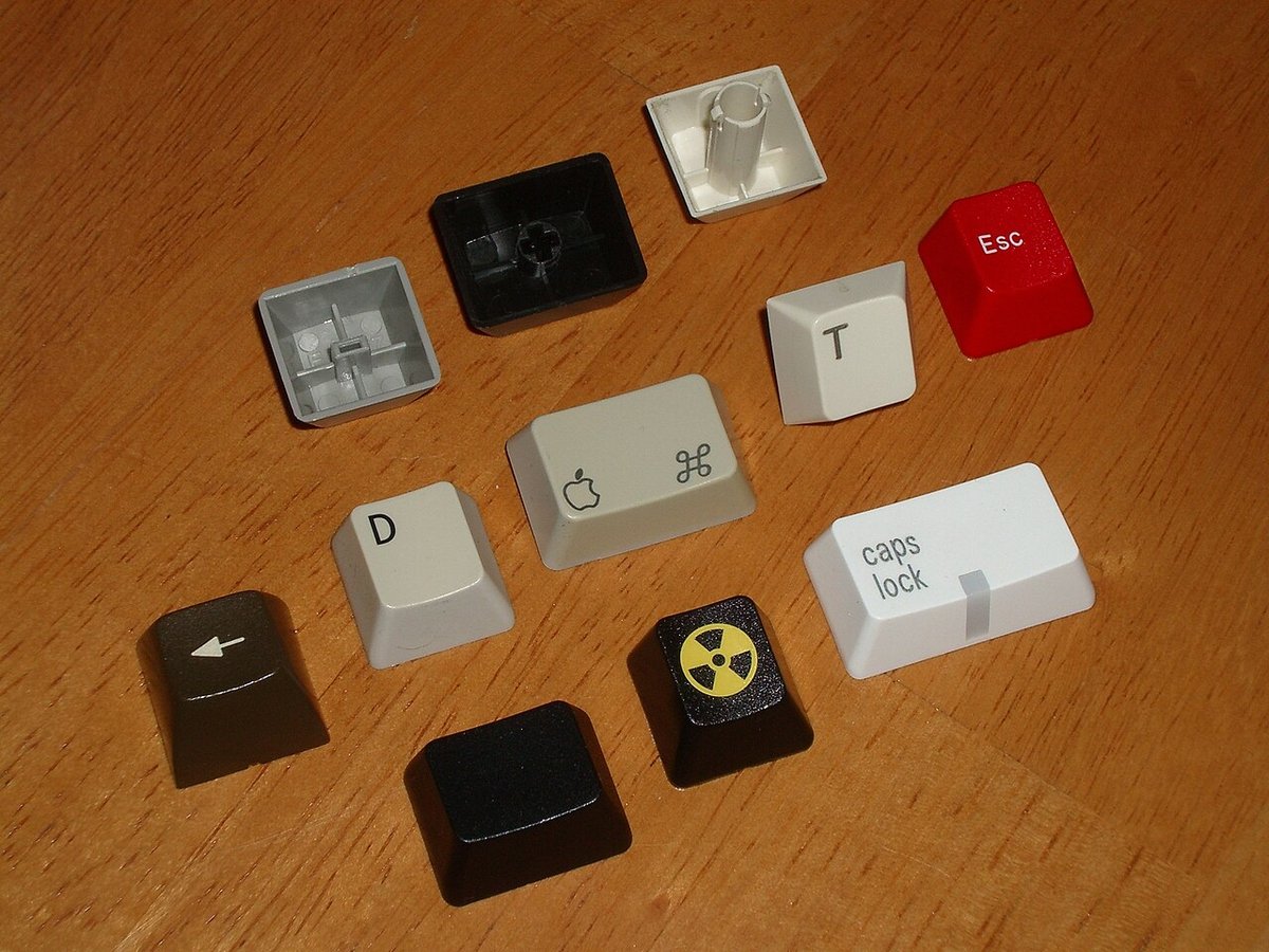 Nhiều keycap bàn phím rời nhiều kích thước xếp lộn xộn trên bàn
