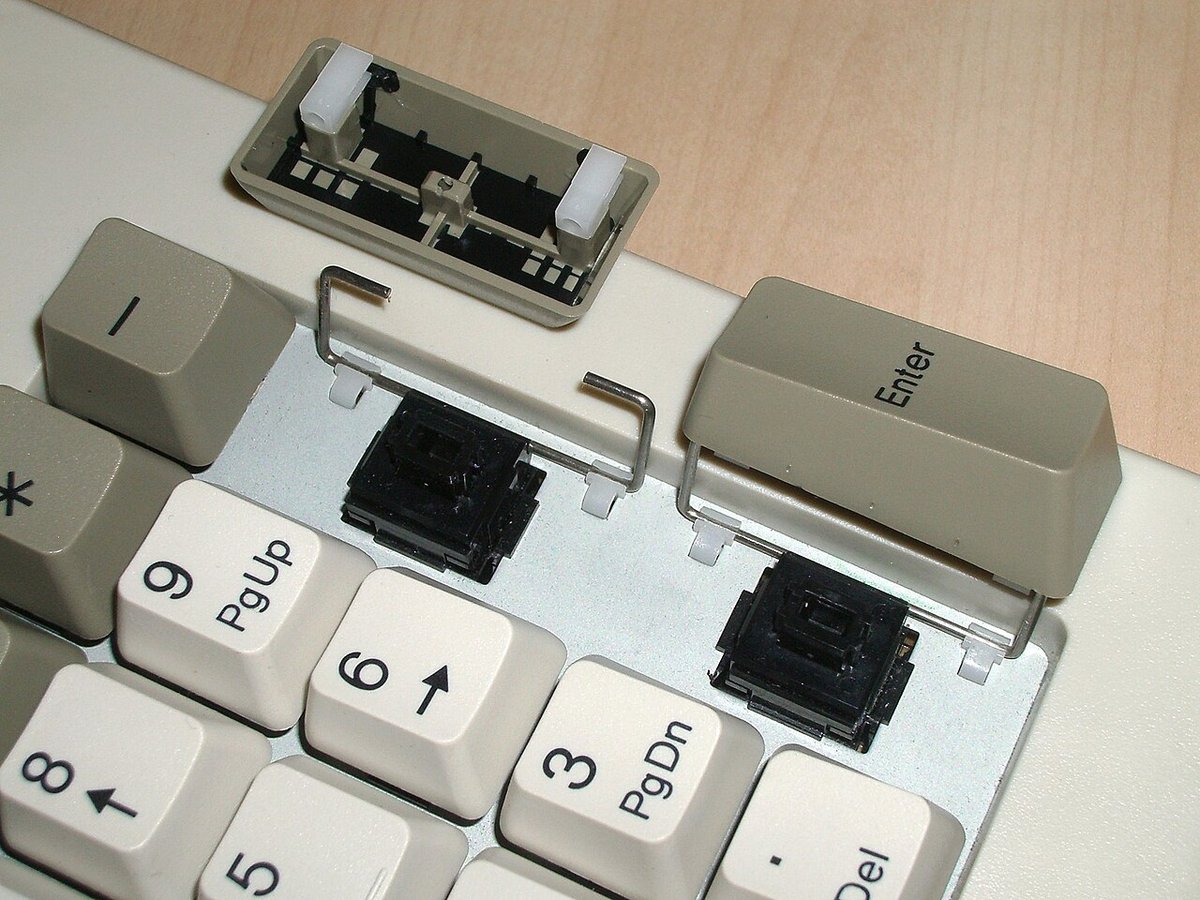 Hai keycap phím dài có thanh cân bằng nhìn từ mặt dưới