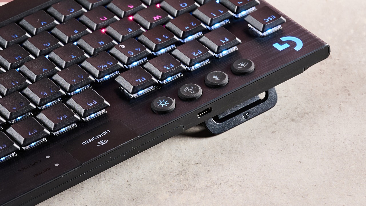Ảnh chụp góc nghiêng cạnh trên của bàn phím Logitech G915 X TKL cho thấy thân máy siêu mỏng tích hợp cổng USB-C và nút nguồn.