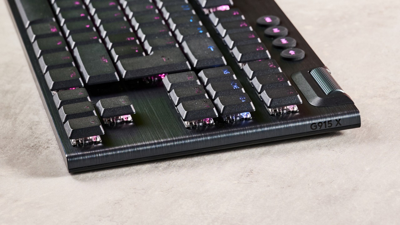 Cận cảnh góc phải phía trước của bàn phím Logitech G915 X TKL thấy rõ bề mặt khung nhôm CNC phay xước và dòng chữ G915 X.