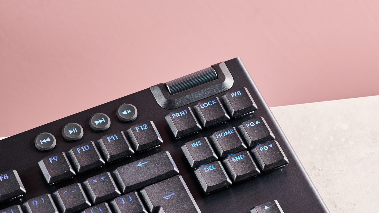 Cận cảnh bốn nút bấm Media tròn và con lăn chỉnh âm lượng bằng kim loại ở góc trên bên phải của Logitech G915 X TKL.