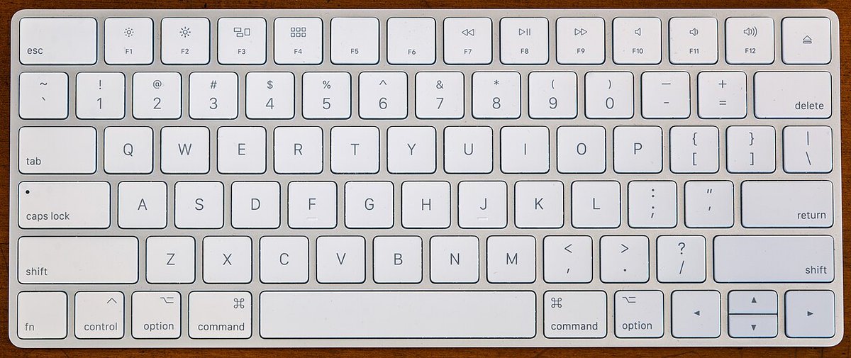 Bàn phím Apple Magic Keyboard màu trắng bạc layout tiếng Anh đặt trên bàn