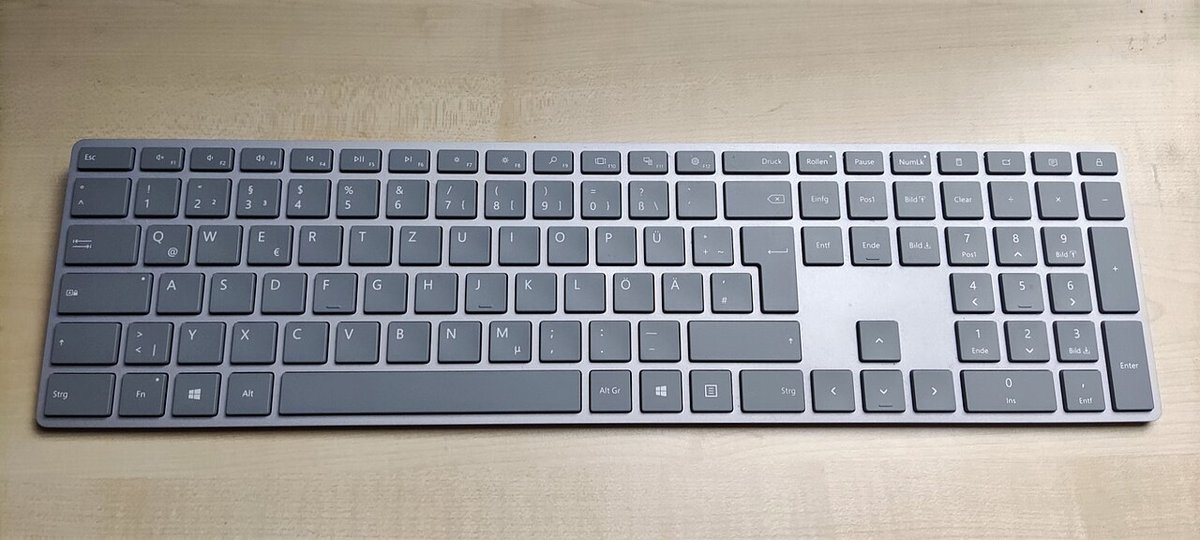 Bàn phím Microsoft Surface Keyboard full-size màu xám bạc khung mỏng đặt trên bàn