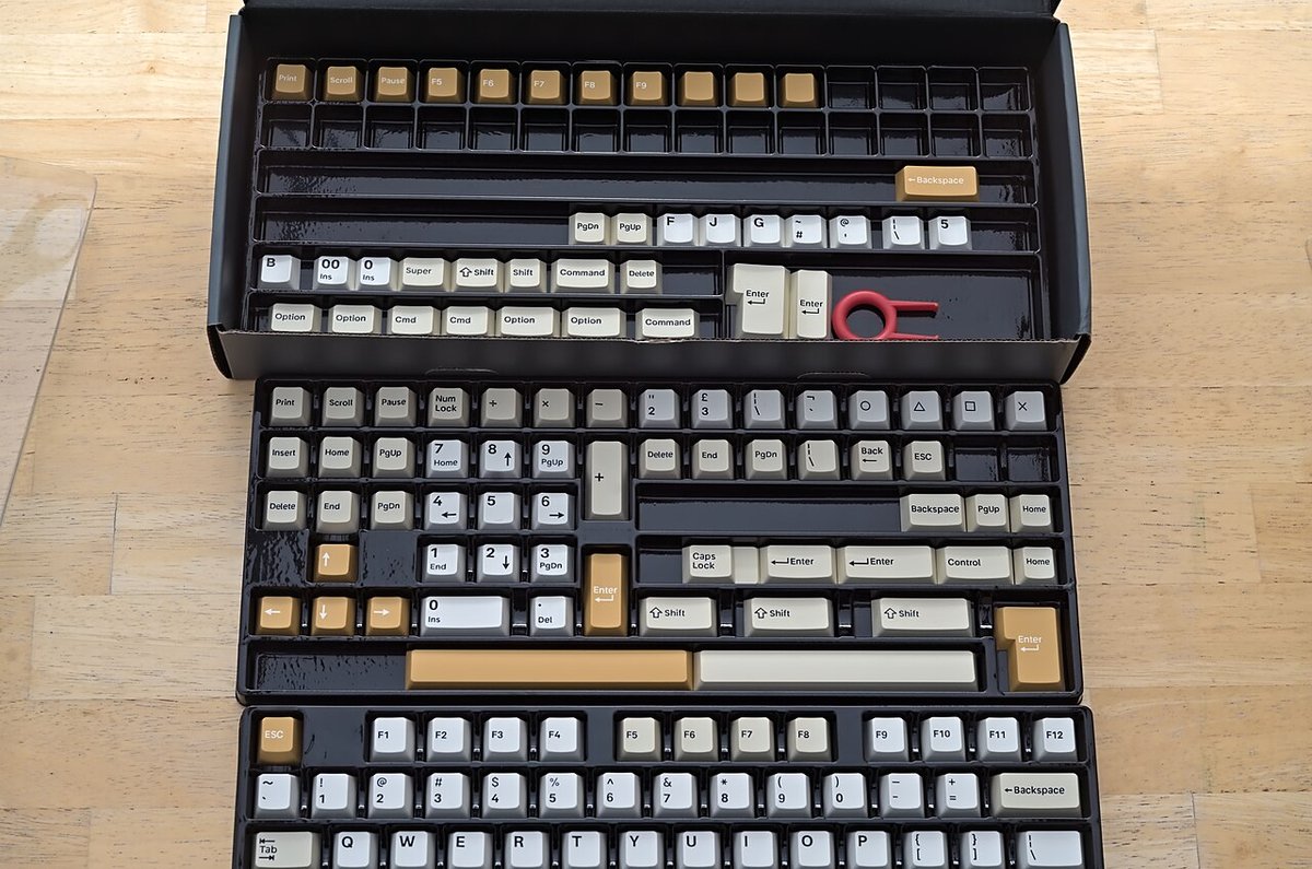 Bộ keycap PBT double-shot màu be và nâu profile Cherry xếp trên bàn