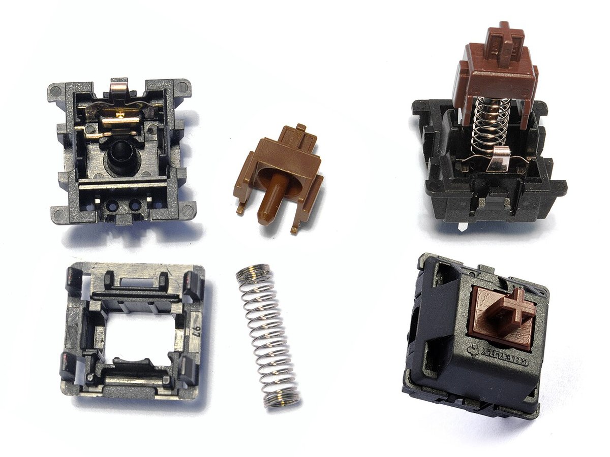 Switch Cherry MX Brown được tháo rời thành vỏ trên, trục, lò xo và vỏ dưới