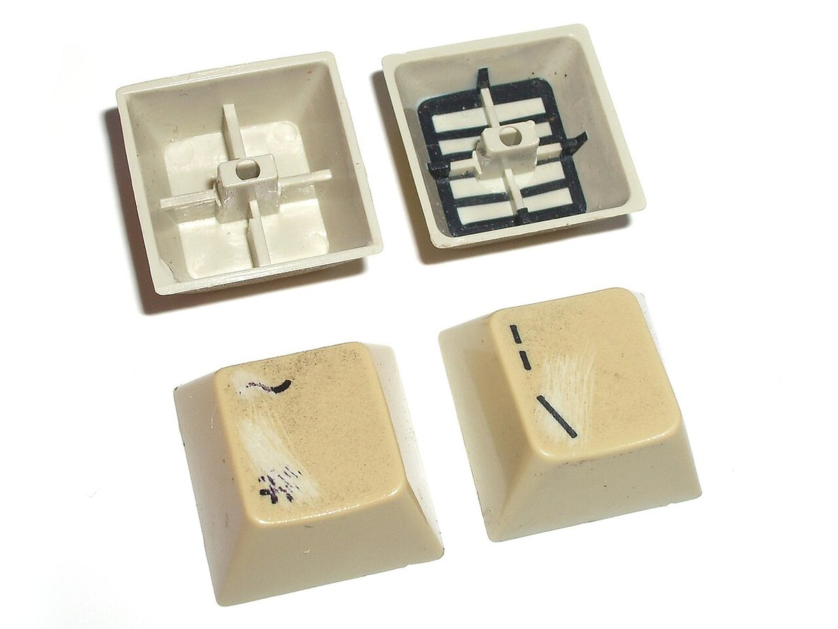 Các keycap cũ có ký tự đúc hai lớp vẫn rõ nét dù bề mặt đã mòn