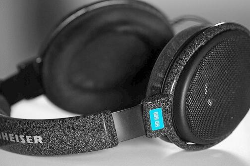 Cận cảnh củ tai và lưới open-back của Sennheiser HD 600