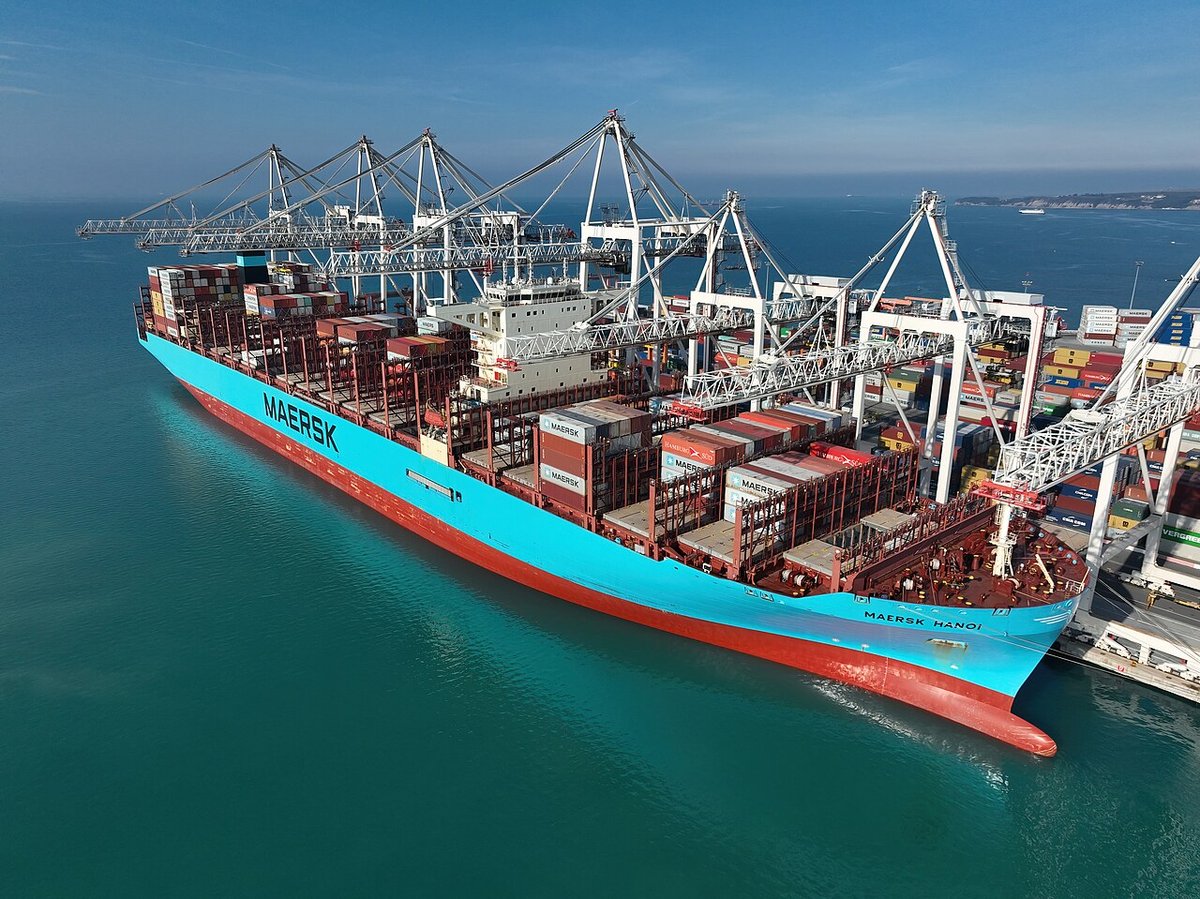 Tàu container cỡ lớn chất đầy container nhiều màu đang neo tại cảng