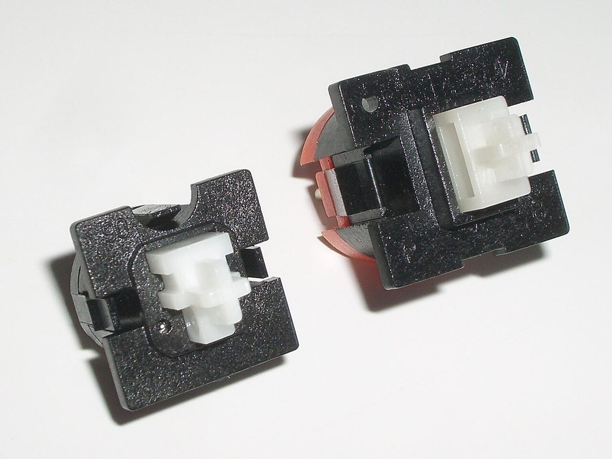 Hai switch đặt cạnh nhau, một switch tiêu chuẩn cao và một switch low-profile thấp hơn hẳn