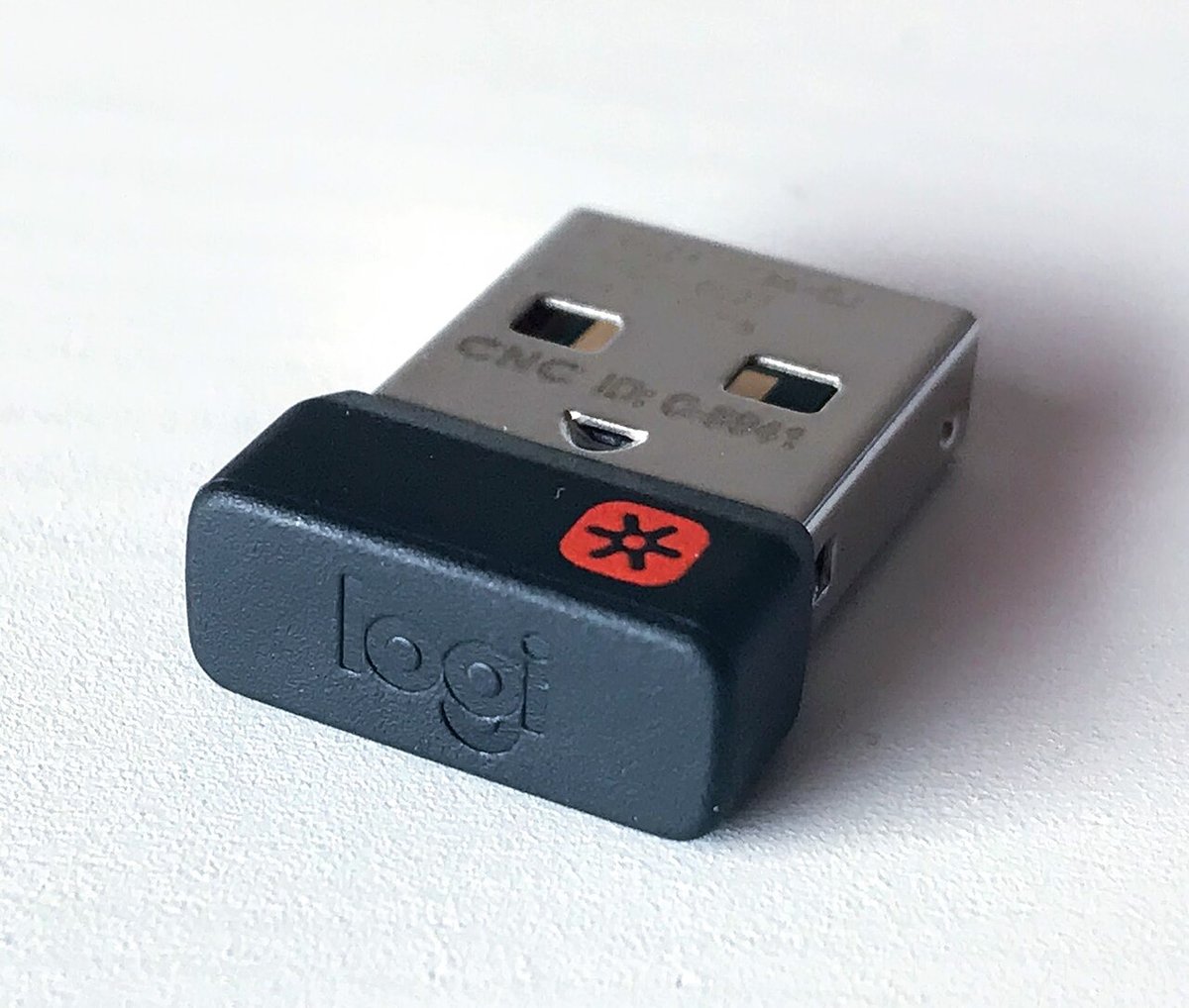 Cục thu không dây USB nhỏ của Logitech chụp cận cảnh