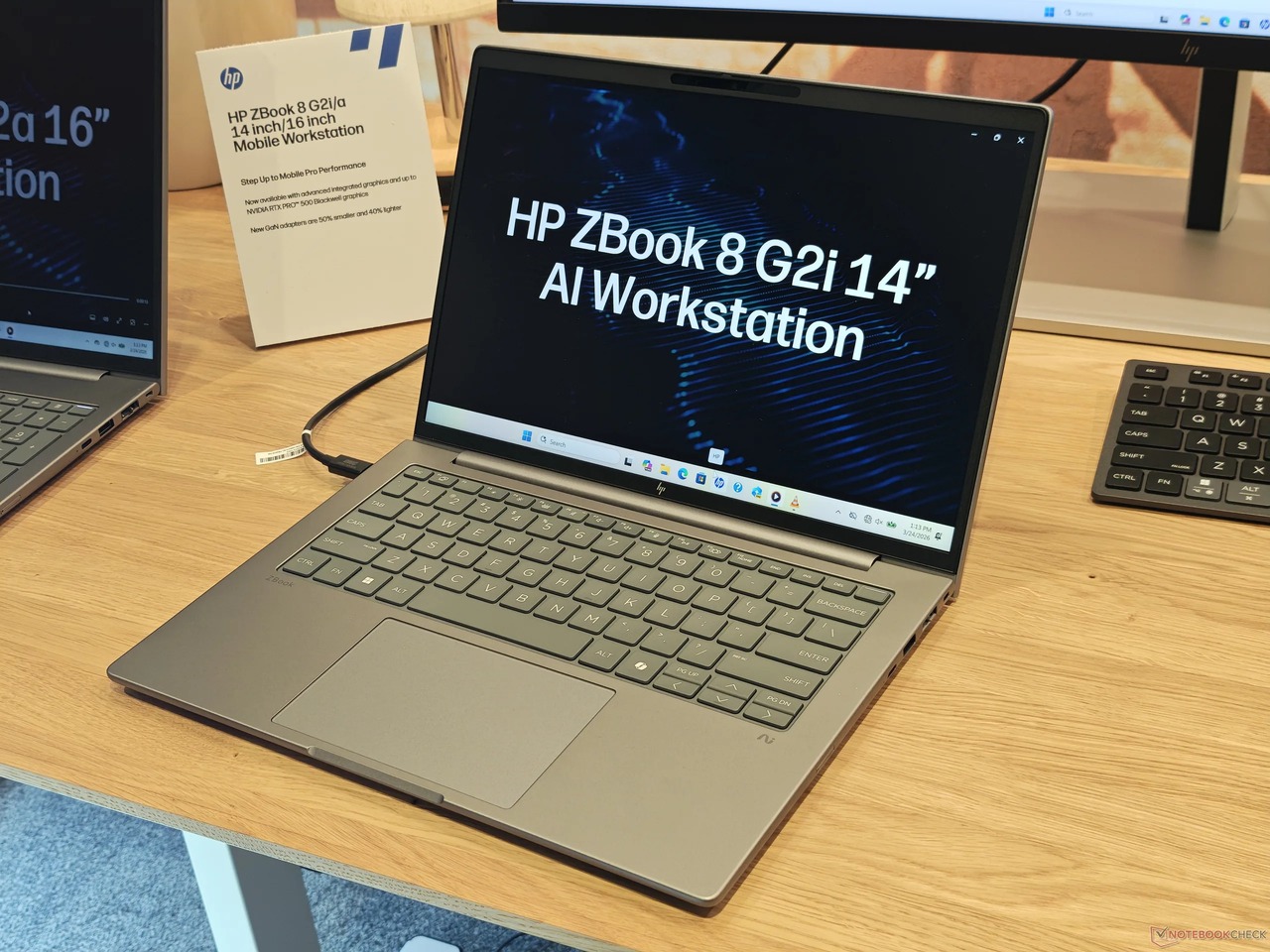 Ảnh thực tế máy trạm di động HP ZBook 8 AI Workstation trưng bày cùng bảng thông số đồ họa chuyên nghiệp