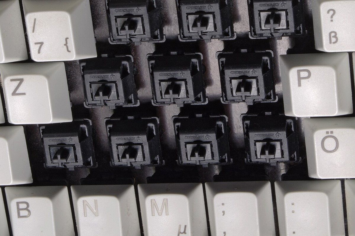 Hàng switch Cherry MX Black trục đen lắp trên bàn phím đã tháo keycap