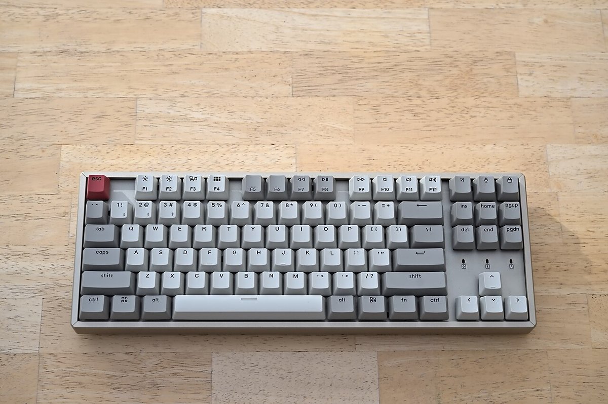 Bàn phím cơ không dây Keychron K8 keycap xám trên mặt bàn