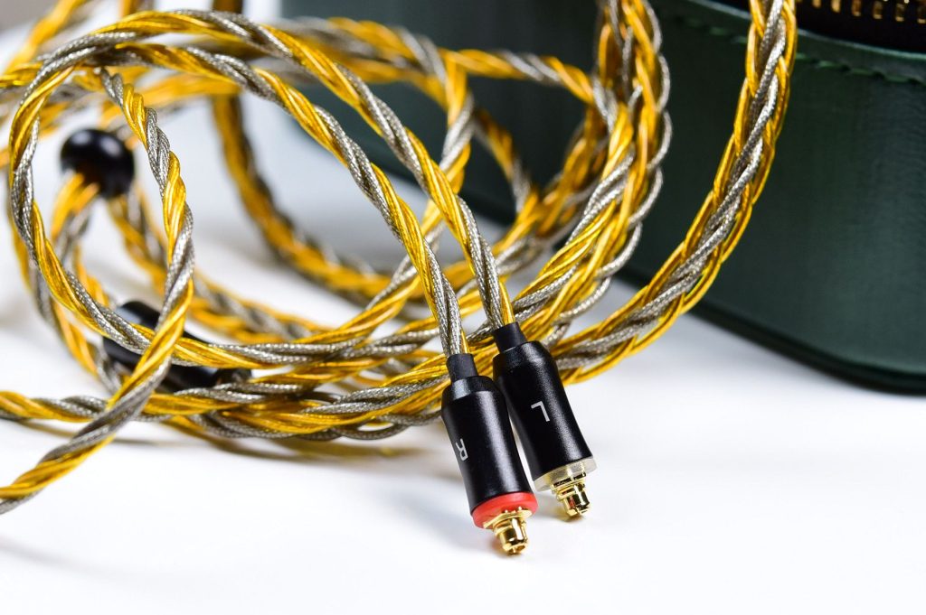 Hai đầu cắm MMCX của dây Yincrow RW-4000 có vòng màu đánh dấu trái phải